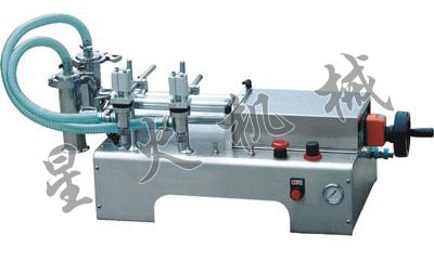 與白水杜康酒業有限公司合作，定制雙頭液體灌裝機