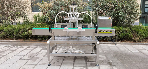 眼鏡清洗液自動灌裝機(jī)設(shè)備細(xì)節(jié)展示