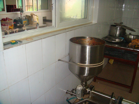 與開封俏辣妹調味食品公司合作，定制辣椒醬自動灌裝聯動線